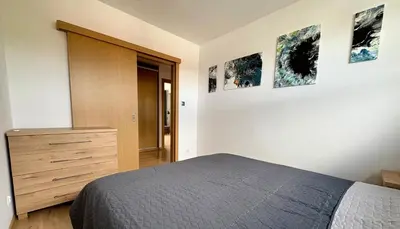 Łóżko lub łóżka w pokoju w obiekcie GRAFIT - Apartament na wzgórzu - Polanica Zdrój