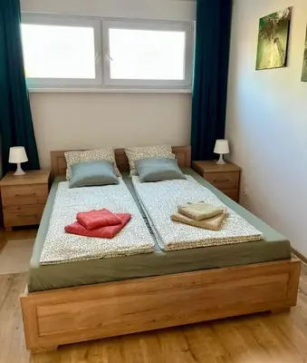 Łóżko lub łóżka w pokoju w obiekcie GRAFIT - Apartament na wzgórzu - Polanica Zdrój