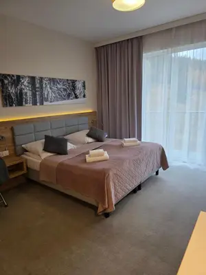 Łóżko lub łóżka w pokoju w obiekcie Aparthotel Apartamenty Czarna Góra 215