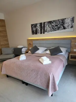 Łóżko lub łóżka w pokoju w obiekcie Aparthotel Apartamenty Czarna Góra 215