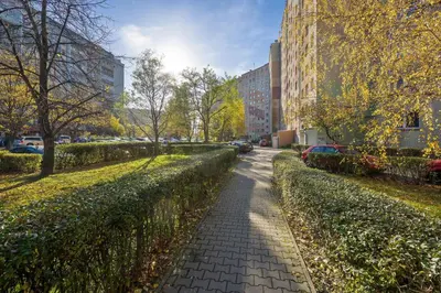 Ogród w obiekcie Modern Apartment in Wrocław with Air Conditioning by Noclegi Renters