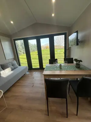 Łóżko lub łóżka w pokoju w obiekcie Całoroczne domki przy polu golfowym Gorko Golf & Country `Club