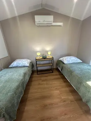 Łóżko lub łóżka w pokoju w obiekcie Całoroczne domki przy polu golfowym Gorko Golf & Country `Club