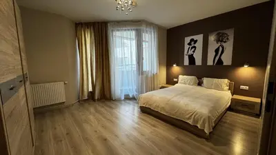 Łóżko lub łóżka w pokoju w obiekcie 2-pokojowe mieszkanie obok Galerii Dominikańskiej Krawiecka 1