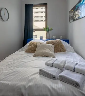 Łóżko lub łóżka w pokoju w obiekcie Odra Tower Apartment with Garage & Balcony - ProperUNIT