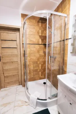 Łazienka w obiekcie Radkowskie Apartamenty Julia z widokiem na zalew i gory