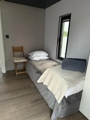 Łóżko lub łóżka w pokoju w obiekcie Lukrecja HouseBoat