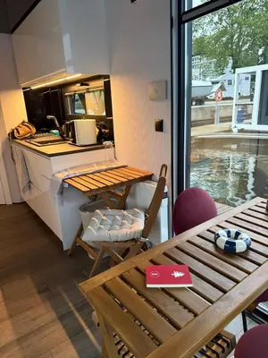 Kuchnia lub aneks kuchenny w obiekcie Lukrecja HouseBoat