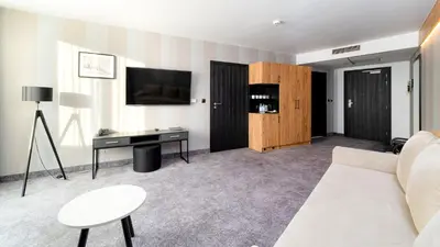 Telewizja i/lub zestaw kina domowego w obiekcie Czarna Perła Apartamenty - bezpłatny basen - Czarna Góra Resort - Sienna