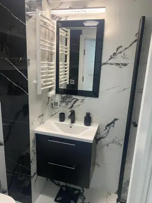 Łazienka w obiekcie Apartments by Radecka Zarembowicza Wrocław Lotnisko - Nowoczesny apartament o podwyższonym standardzie