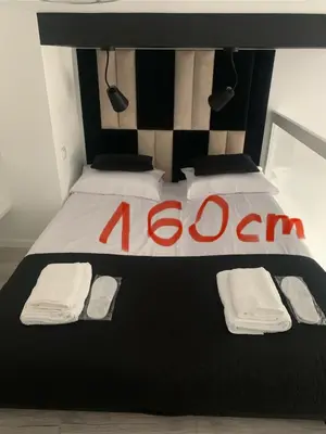 Łóżko lub łóżka w pokoju w obiekcie Apartments by Radecka Zarembowicza Wrocław Lotnisko - Nowoczesny apartament o podwyższonym standardzie