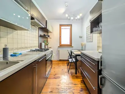 Kuchnia lub aneks kuchenny w obiekcie Rynek Wrocław 3-Bedroom Apartment by BookingHost