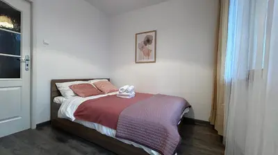 Łóżko lub łóżka w pokoju w obiekcie Rynek Wrocław 3-Bedroom Apartment by BookingHost