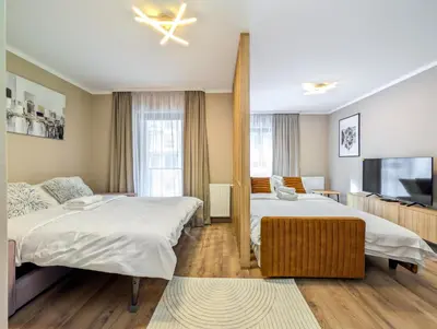 Łóżko lub łóżka w pokoju w obiekcie Reymonta Deluxe Apartment by BookingHost