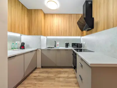 Kuchnia lub aneks kuchenny w obiekcie Reymonta Deluxe Apartment by BookingHost