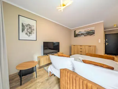 Telewizja i/lub zestaw kina domowego w obiekcie Reymonta Deluxe Apartment by BookingHost
