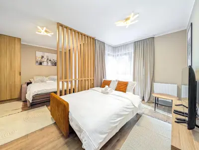 Łóżko lub łóżka w pokoju w obiekcie Reymonta Deluxe Apartment by BookingHost