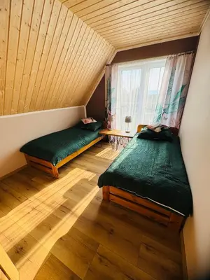 Łóżko lub łóżka w pokoju w obiekcie Zajazd Jędruś - Domki Całoroczne - BRĄZOWY