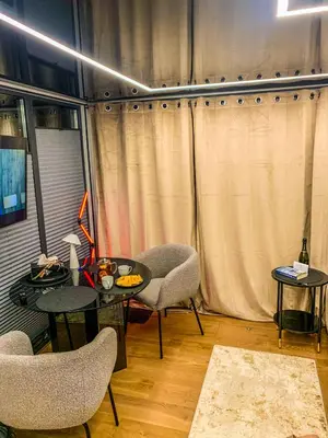 Część wypoczynkowa w obiekcie Houseboat - Dom na wodzie