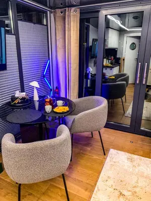 Część wypoczynkowa w obiekcie Houseboat - Dom na wodzie