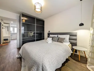 Łóżko lub łóżka w pokoju w obiekcie Stysia Superior Apartment by BookingHost