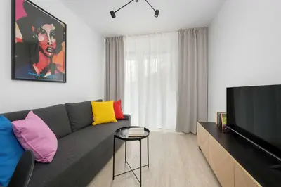 Telewizja i/lub zestaw kina domowego w obiekcie Stylish Apartment for 4 People with Underground Parking by Noclegi Renters