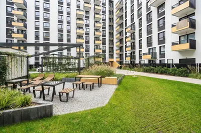 Ogród w obiekcie Stylish Apartment for 4 People with Underground Parking by Noclegi Renters