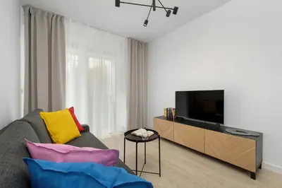 Telewizja i/lub zestaw kina domowego w obiekcie Stylish Apartment for 4 People with Underground Parking by Noclegi Renters