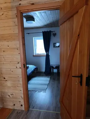 Łóżko lub łóżka w pokoju w obiekcie Domki pod lipą