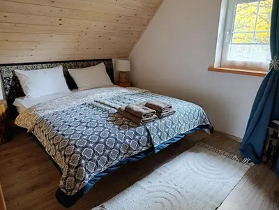 Łóżko lub łóżka w pokoju w obiekcie Domki pod lipą