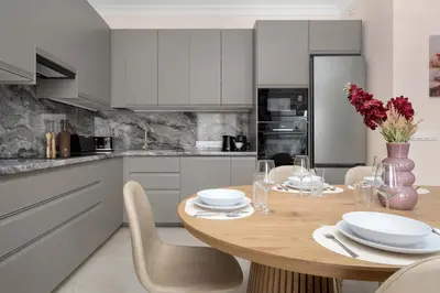 Kuchnia lub aneks kuchenny w obiekcie Exclusive Apartment in Wrocław with 2 Parking Spaces, Desk and Air Conditioned Living Room by Renters Prestige