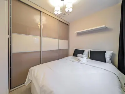 Łóżko lub łóżka w pokoju w obiekcie Drukarska Serenity Apartment by BookingHost