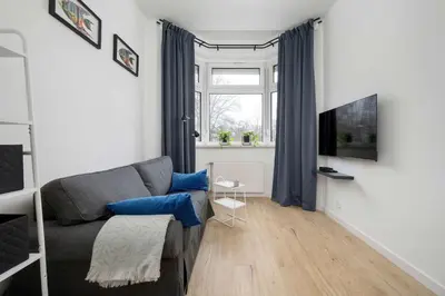 Telewizja i/lub zestaw kina domowego w obiekcie Comfortable Apartment for 4 Guests, Pet Friendly by Noclegi Renters