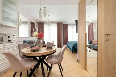 Kuchnia lub aneks kuchenny w obiekcie Stylish Studio in Wrocław with Air Conditioning, Close to the Market Square by Renters Prestige