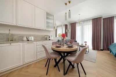 Kuchnia lub aneks kuchenny w obiekcie Stylish Studio in Wrocław with Air Conditioning, Close to the Market Square by Renters Prestige
