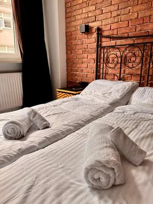 Łóżko lub łóżka w pokoju w obiekcie Cegła na Szewskiej
