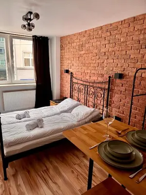 Łóżko lub łóżka w pokoju w obiekcie Cegła na Szewskiej