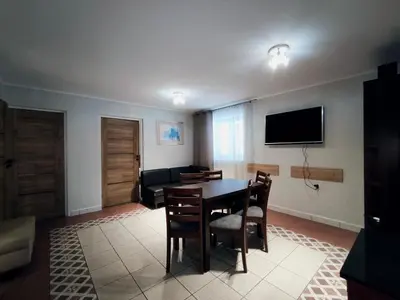 Telewizja i/lub zestaw kina domowego w obiekcie Domki OSiR - centrum, parking