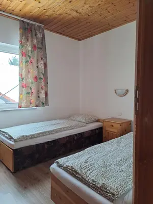 Łóżko lub łóżka w pokoju w obiekcie Szafirowy Pensjonat Pracowniczy