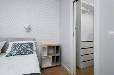 Łóżko lub łóżka w pokoju w obiekcie Bright Two Bedroom Apartment in Wrocław with Air Conditioning and Parking by Noclegi Renters
