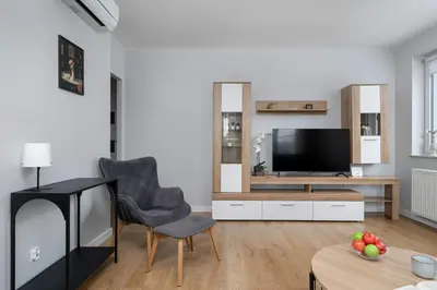 Telewizja i/lub zestaw kina domowego w obiekcie Bright Two Bedroom Apartment in Wrocław with Air Conditioning and Parking by Noclegi Renters