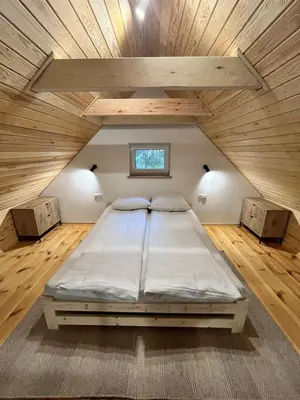 Łóżko lub łóżka w pokoju w obiekcie Whispering Woods Cabin
