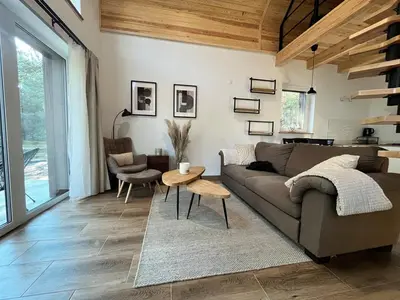 Część wypoczynkowa w obiekcie Whispering Woods Cabin