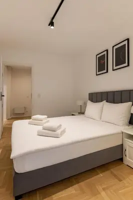 Łóżko lub łóżka w pokoju w obiekcie Klimatyczny apartament w sercu Wrocławia