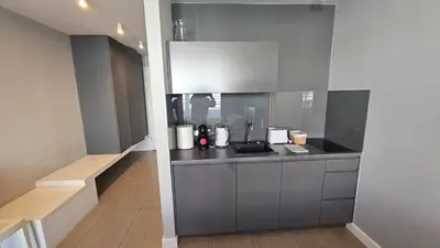 Kuchnia lub aneks kuchenny w obiekcie OVO studio od dziedzińca