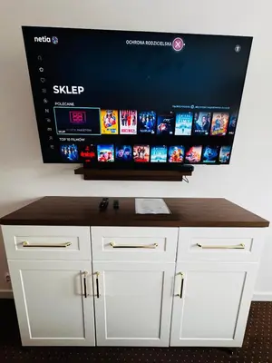 Telewizja i/lub zestaw kina domowego w obiekcie Apartament KSIĄŻĘCY -3 SYPIALNIE, 3 BEDROOMS - Klimatyzacja