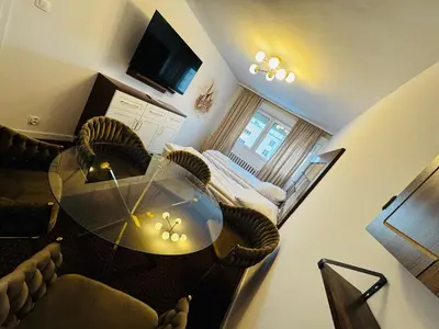 Telewizja i/lub zestaw kina domowego w obiekcie Apartament KSIĄŻĘCY -3 SYPIALNIE, 3 BEDROOMS - Klimatyzacja