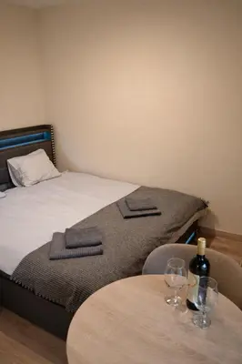 Łóżko lub łóżka w pokoju w obiekcie Apartments Rajska 77