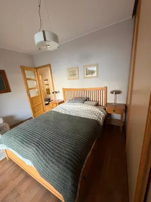 Łóżko lub łóżka w pokoju w obiekcie Family friendly flat steps from the Zoo