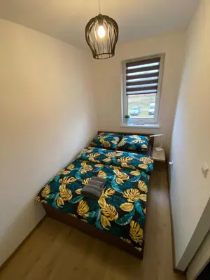 Łóżko lub łóżka w pokoju w obiekcie Apartament Krokus - winda, parking